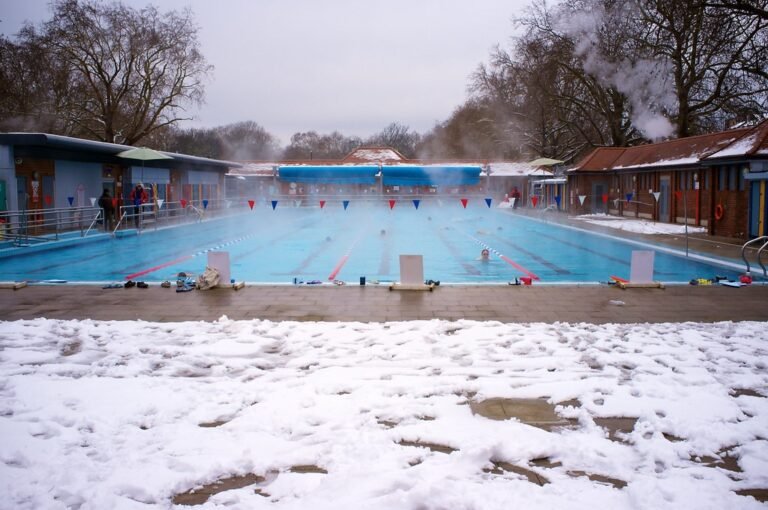Swim at London Fields Lido Pete Shaw Flickr 768x510