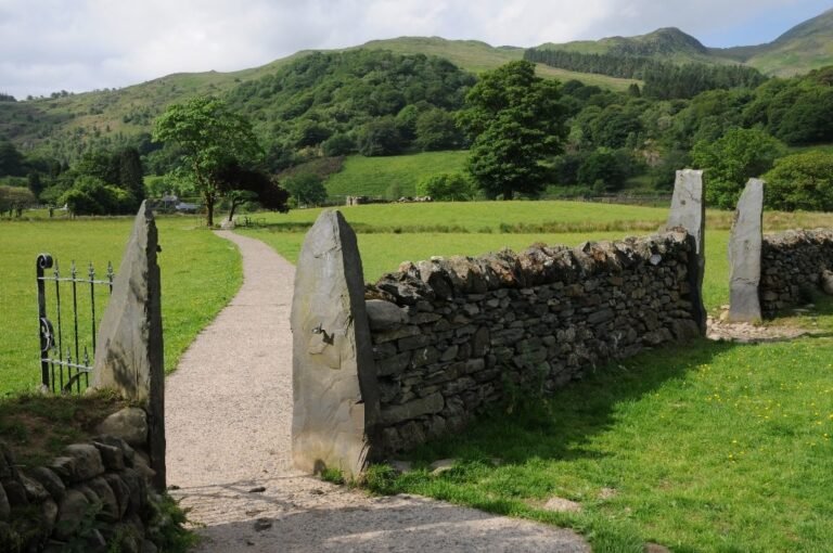 Walk from Beddgelert Geograph Philip Halling 768x510