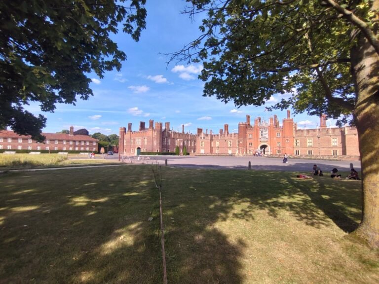 Walk the Thames Path from Hampton Court 1 768x576